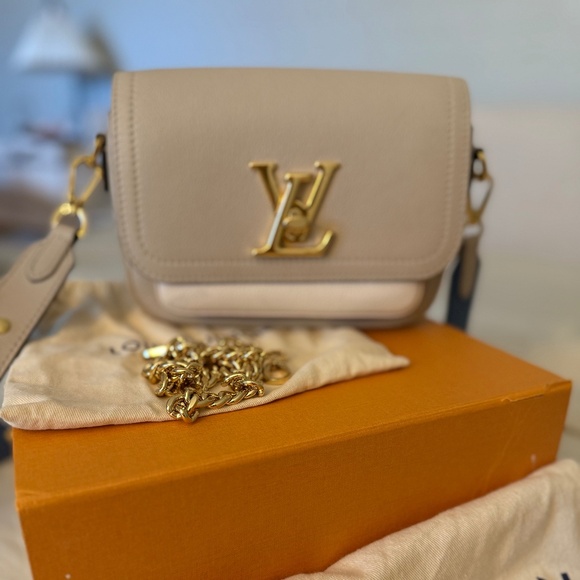 Louis Vuitton Lock Me Tender - Picture 1 of 3